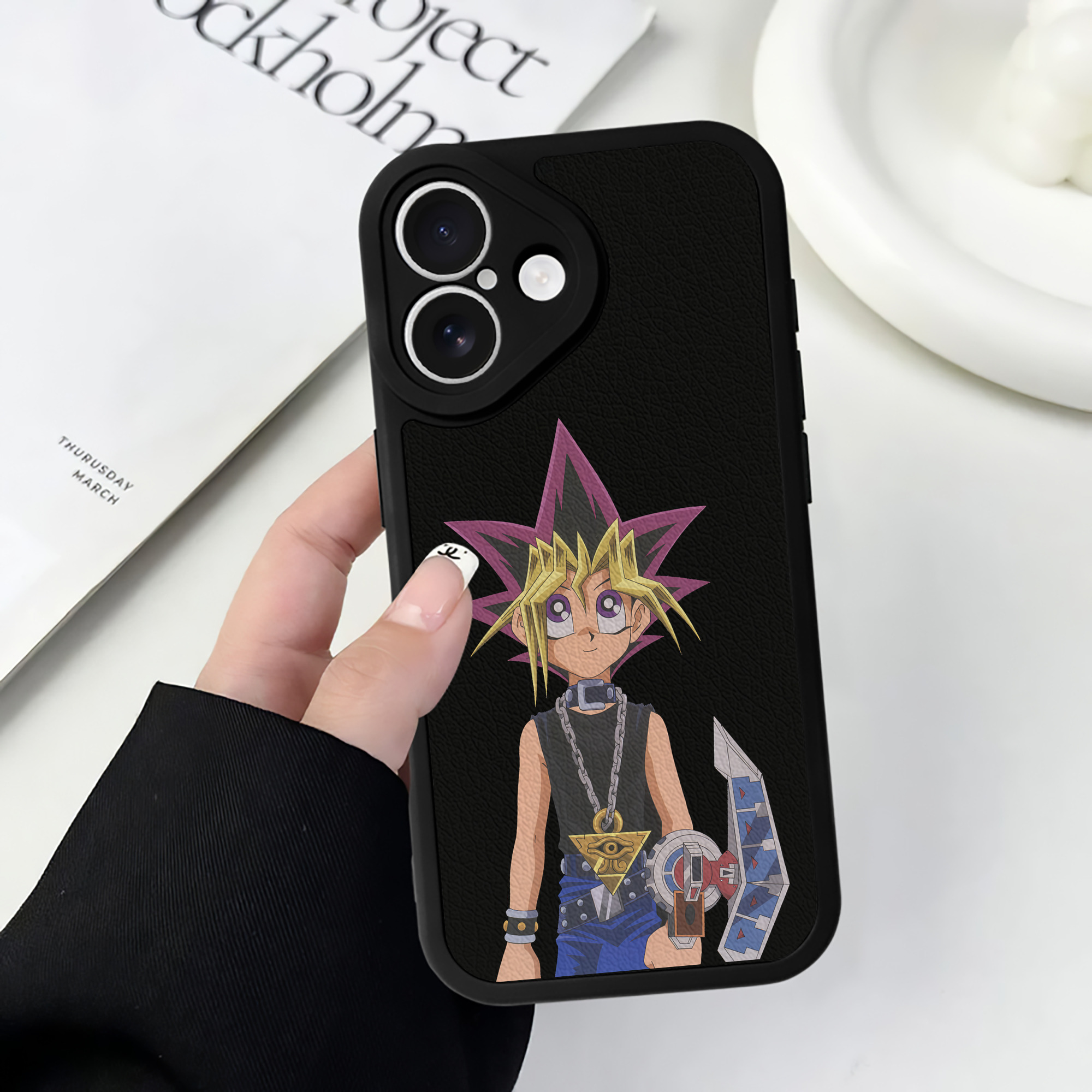 （画像用） 遊☆戯☆王 Yu-Gi-Oh! 【iPhone 16シリーズ対応】シリコンスマホケース（レザー調） 材質：シリコン